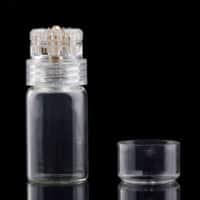 Transparent flaska med lock och nålar