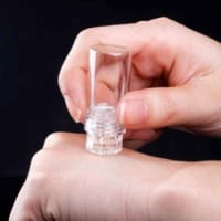 En hand håller en injektionsspruta.