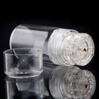 Transparent behållare med nålar