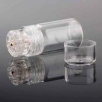 Transparent behållare med lock och nål