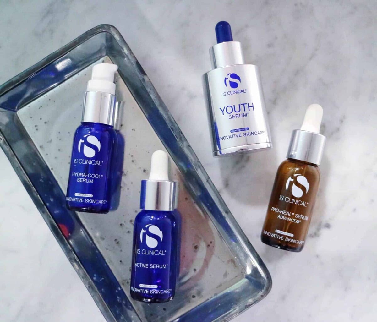 Fyra serum i en spegelplatta