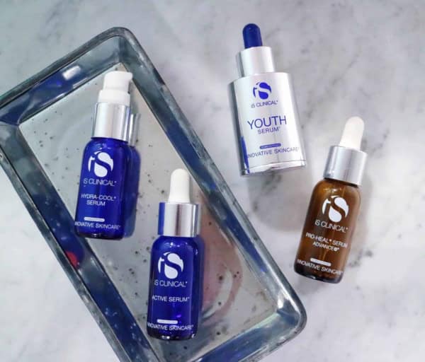 Fyra serum i en spegelplatta