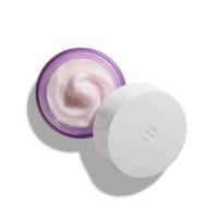 Ljusrosa kräm i burk med lock.